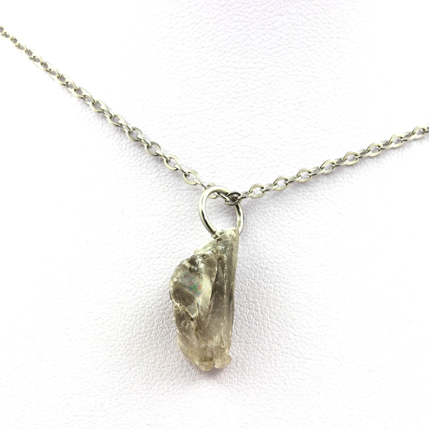 Collier Gypse brut de Marcieu : un bijou en pierre naturelle d'Isère rare et authentique