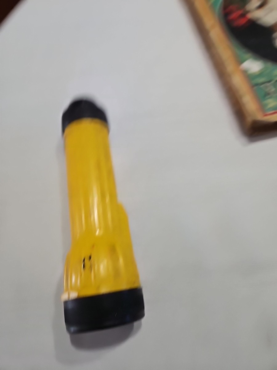 Lampe de poche Étui Plaque en métal jaune TAT160ASS