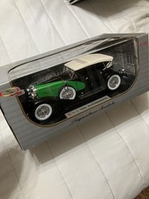 1934 Duesenberg Green & Black 1:18 Signature Models 18110