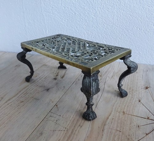Antique A. Kenrick & Sons brass trivet, with Scottish 'East or West Hame's Best' - Picture 2 of 11