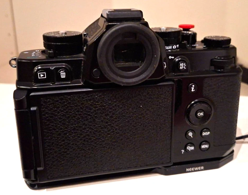 Nikon Zf SE Kit Nikkor Z40mm 1:2 Garantie 06/26 2x EN EL15C 5900 Auslösungen - Bild 2 von 4