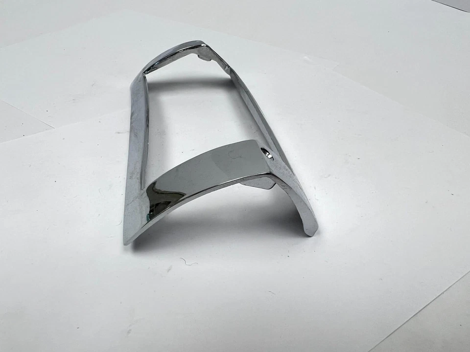 1953 年普利茅斯剑桥 Cranbrook 左侧停车灯挡板 1440098 NOS。 — 第 2/4 张图片