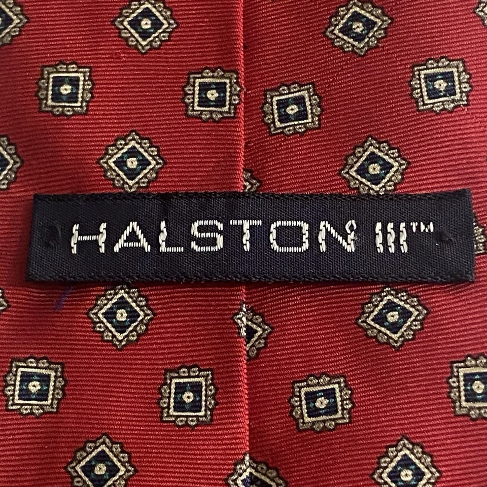 Gravata masculina Halston lll de seda feita nos EUA geométrica vermelha W3,5” L56” - Imagem 2 de 4