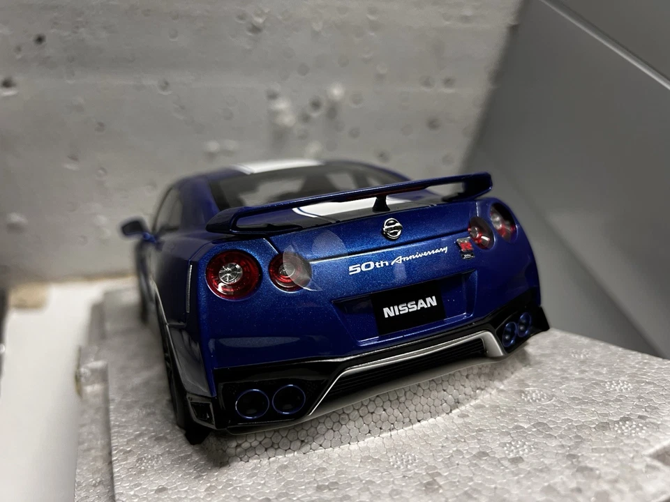 Nissan GT-R (R35) 50th Anniversary Blue MotorHelix 1/18 - Immagine 3 di 4
