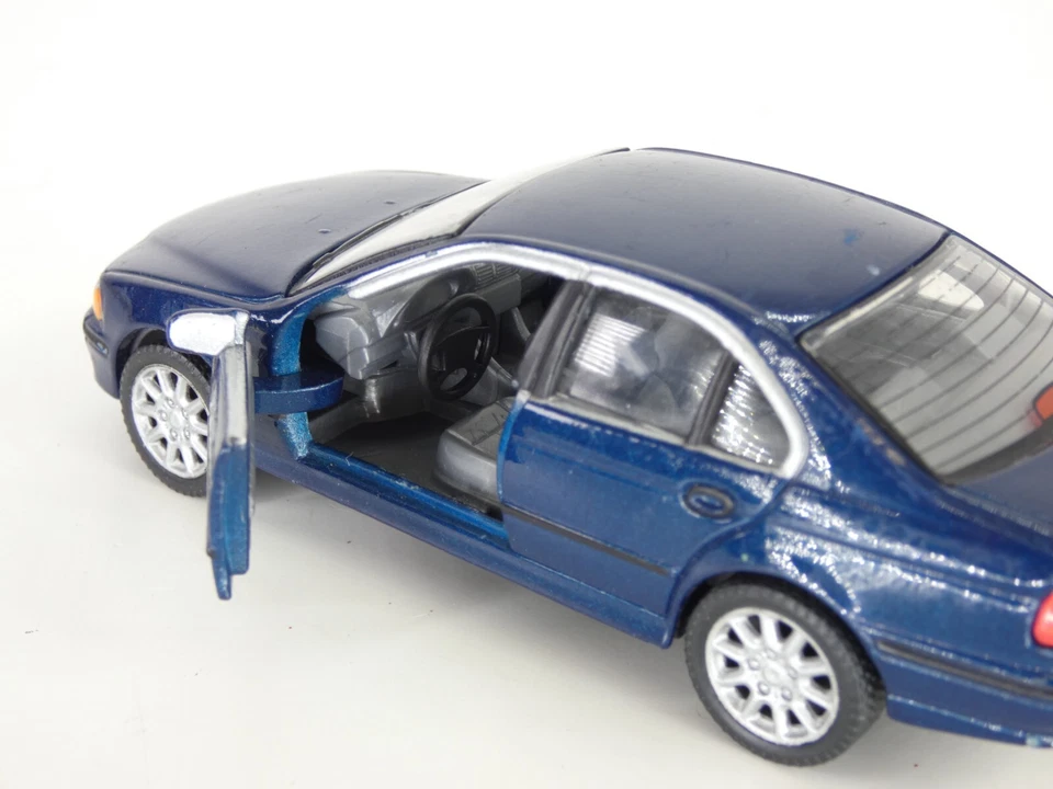 Coche de juguete coleccionable Hongwell Cararama BMW М5 Е39 1:43 Estoril azul metálico V8 Foto 2 de 4