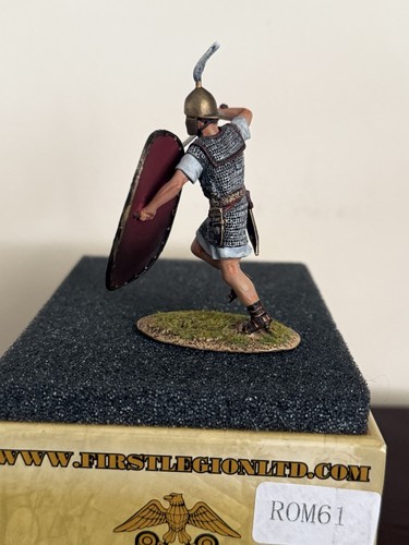 First Legion ROM061 Caesarian Roman Legionary Attacking with Gladius Mint In Box - Picture 3 of 5
