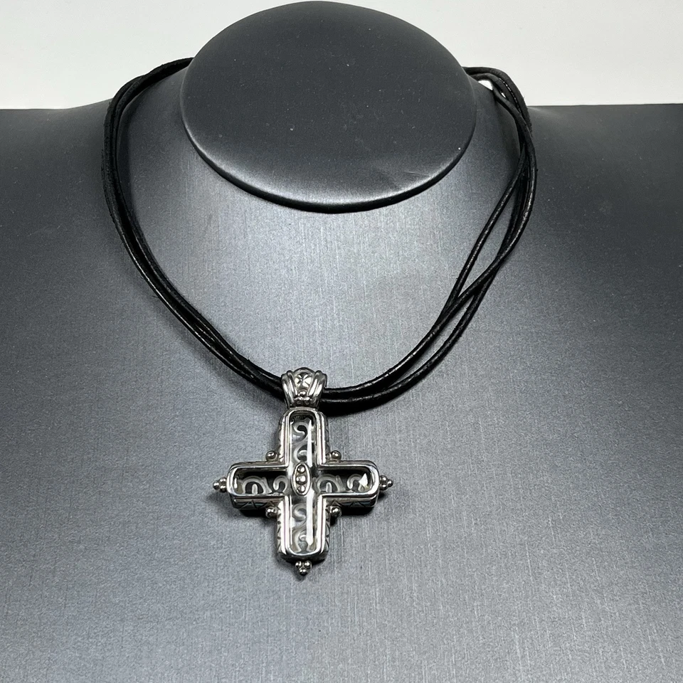 Brighton Clarity Cruz Colgante Collar Cuero Negro Grabado Resina Placa Plata Foto 3 de 4