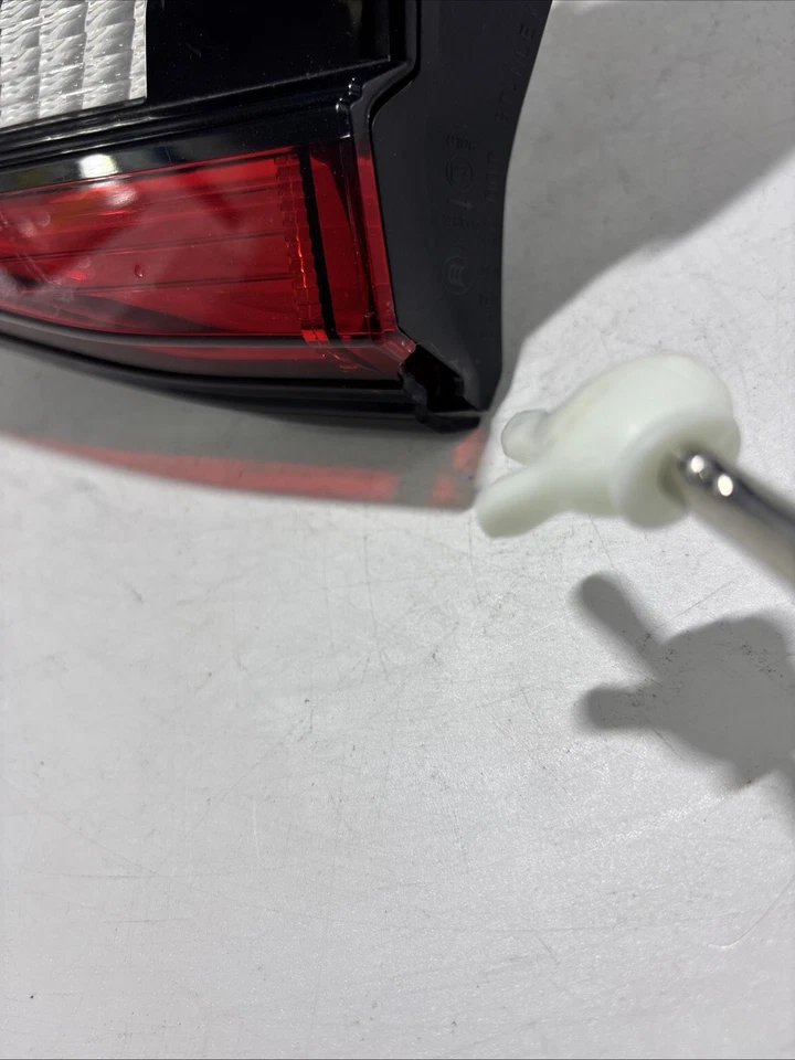 2024 SUBARU XV CROSSTREK OEM REAR RIGHT TAILLIGHT LAMP ASSEMBLY - Image 3 of 4