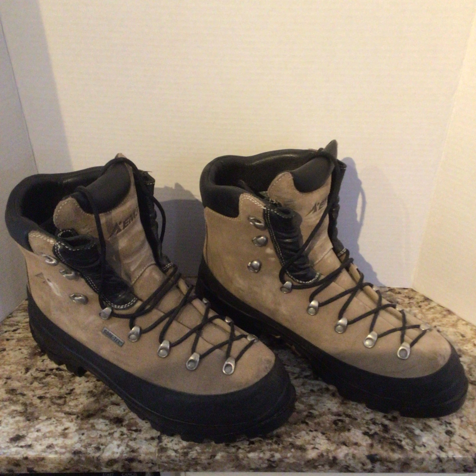 EMS Leather Gore-Tex Mountaineering Boot Men’s 11.5 With Crampon Sole Edge