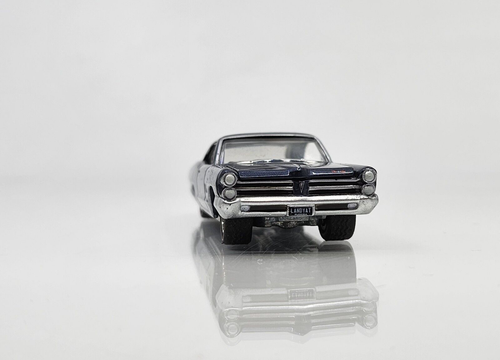 1965 Pontiac Catalina 2+2 Johnny Lightning Classic Gold 2016 Release 1 #6 of 6 - Picture 5 of 8