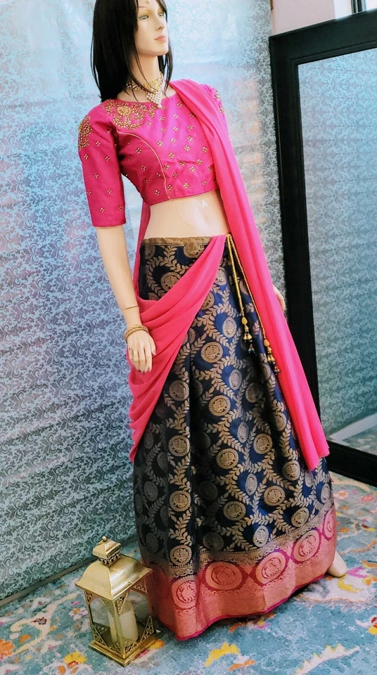 ~*~*~*~*~Lehanga clásica en azul marino y rosa magenta- Única en su clase Foto 3 de 4