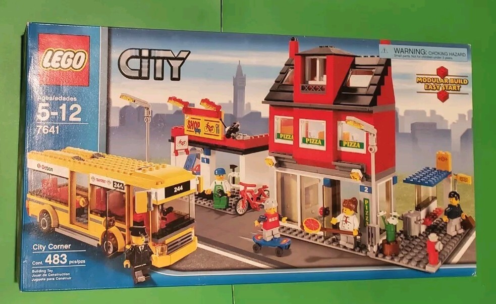 LEGO 7641 City Corner Pizza Oven Bike Shop Bus Stop Skateboard