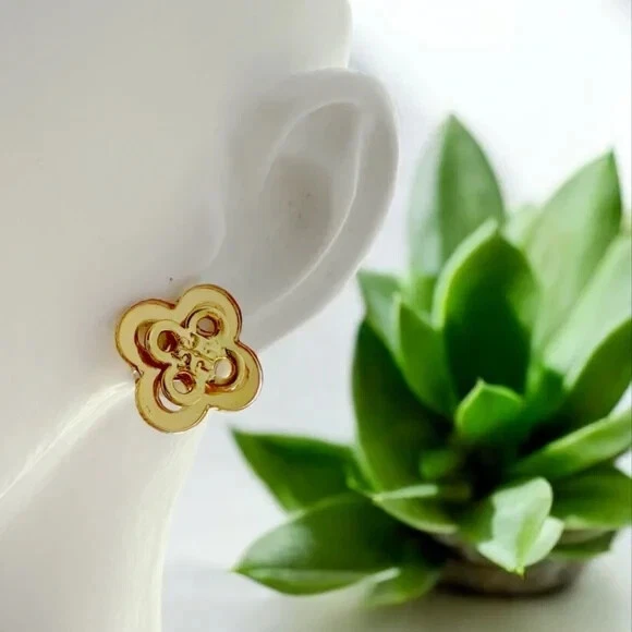 Aretes apilados trébol Kira Tory Burch en tono tostado. Foto 3 de 4