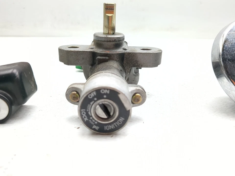 01-04 铃木 VL800 入侵者 Volusia 锁套装点火开关帽和钥匙套装 — 第 4/4 张图片