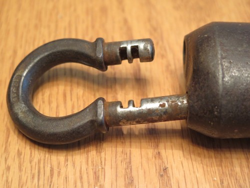 Antiguo candado vintage de hierro fundido Segal con 2 llaves ~ Ver VIDEO ~ - Imagen 12 de 15
