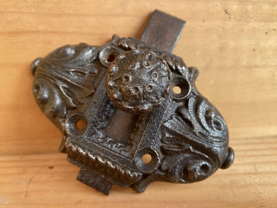 Ancienne targette, clenche en fonte décorée. - Photo 2/4