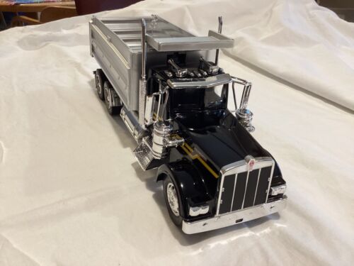 1/32 Kenworth W900 Dump Truck by New Ray with display case - Picture 5 of 8