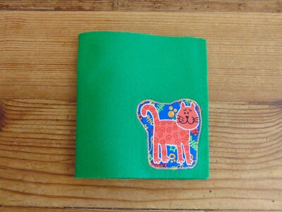 Handarbeit Retro Vintage Stil Filz Nadeletui grün mit roter Katze