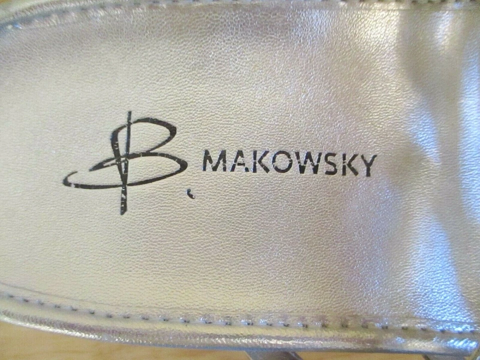 Sandalias de tanga B.Makowsky BM Joni para mujer, plateadas, con tachuelas, cuña, deslizables talla 10 Foto 4 de 4