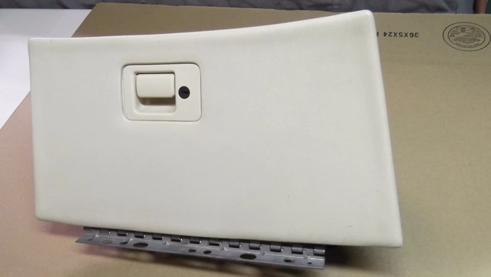 GUANTERA LINCOLN MARK VIII 1997-98 MARFIL BUEN CIERRE-TABLERO PARTE CREMA 97 8 Foto 3 de 4