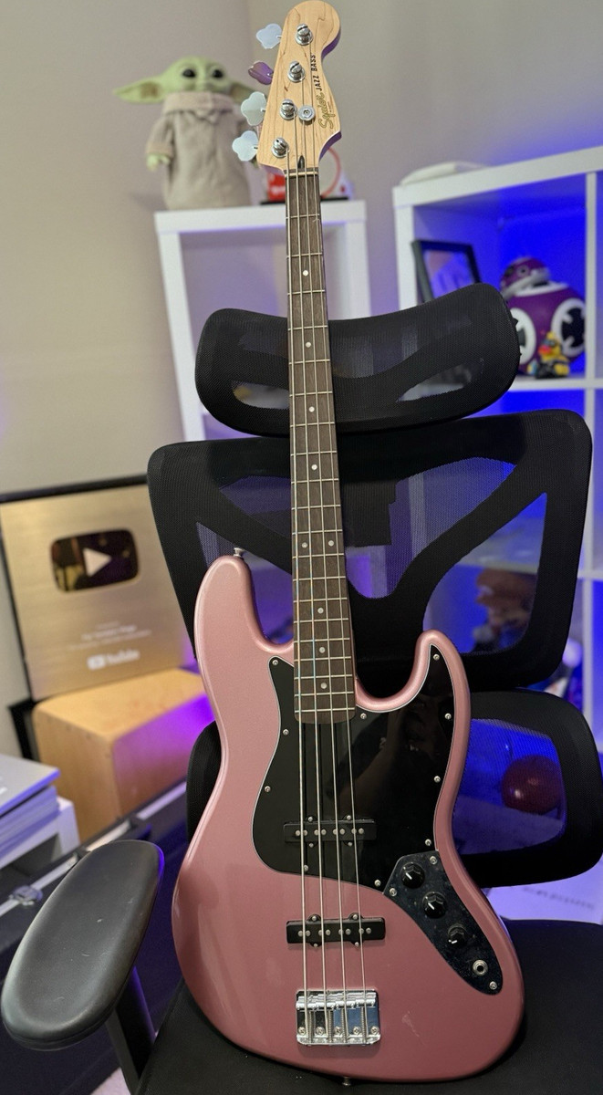 Squier Jazz Bass Electric Bass Guitar / 4-String / Solid / Pink