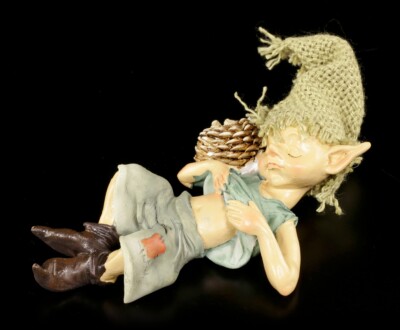 Pixie Kobold Figur kuschelt mit Igel - Troll Zwerg Gnom