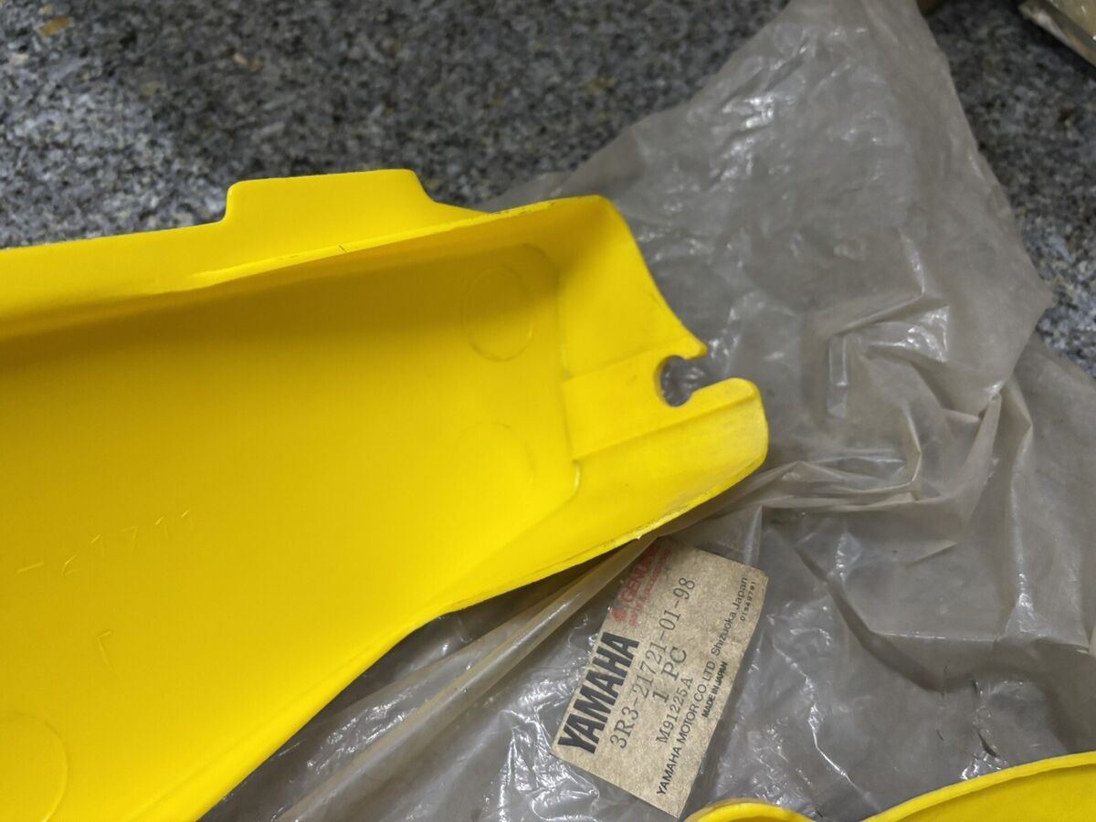 Yamaha 80-81 YZ125 YZ125G/H L/R Side Cover NOS 3R3-21711-01 Yamaha 80-81 YZ125 YZ125G/H L/R Side Cover NOS 3R3-21711-01