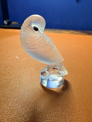 Lalique Figurine - TOURTERELLE PREENING TURTLEDOVE.  3'' high, frosted glass.
