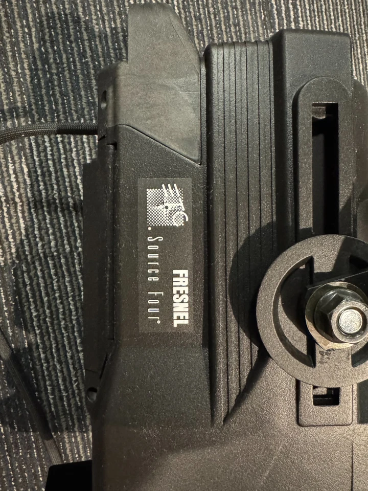 ETC Source Four Fresnel Zoom To Focus w/ Lamp, Stage Light S4 FRES7 750W 7" - Image 3 of 3