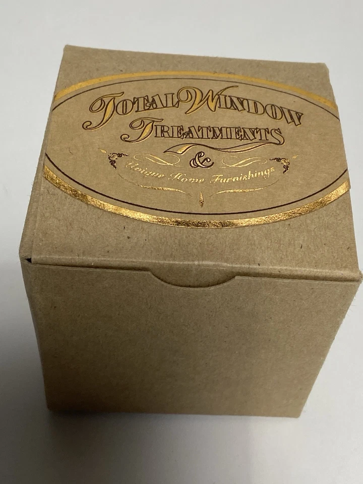 Adorno de Navidad floral vintage de la India pintado a mano. Foto 2 de 4