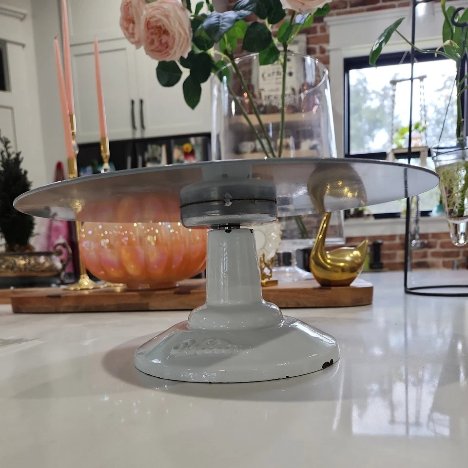 Soporte giratorio para pasteles Wilton vintage con base de hierro fundido de 12" de diámetro  Foto 2 de 3