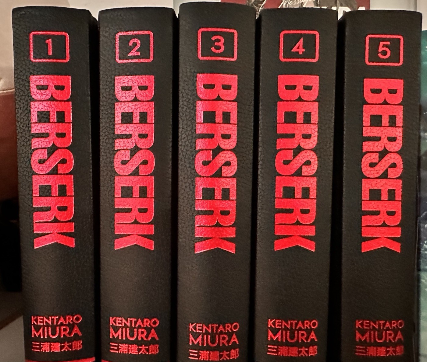 Berserk Edición Deluxe Manga Inglés, Volúmenes 1-5 de Dark Horse Comics