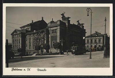 Ansichtskarte Jablonec n. N., Divadlo, Strassenbahn 