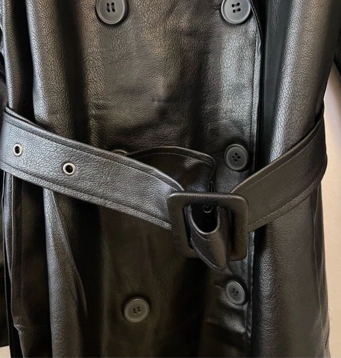 Gabardina Urban Outfitters negra imitación cuero grande nueva con etiquetas de gran tamaño Foto 3 de 4