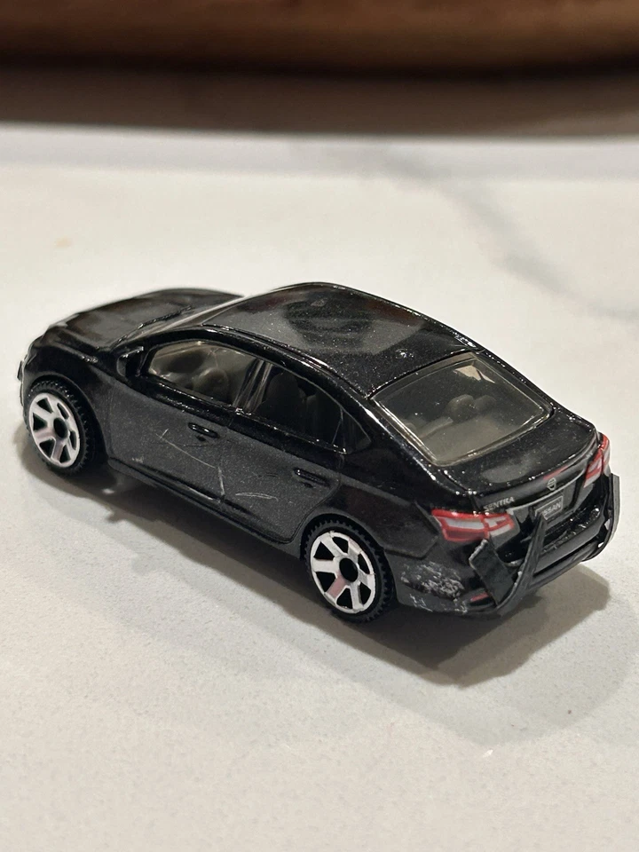 Caja de cerillas personalizada estrellada y dañada Nissan Sentra Beater Car 2026 A Case Mainline Foto 4 de 4