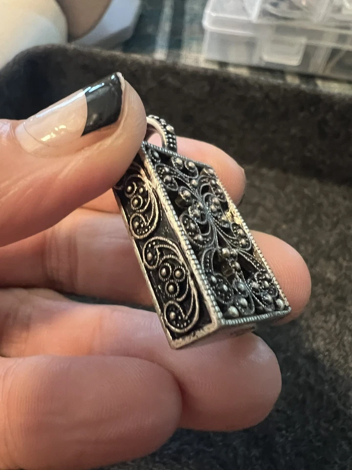 Colgante vintage con pergamino de marcasita de Lia Sophia, estampado Foto 2 de 4