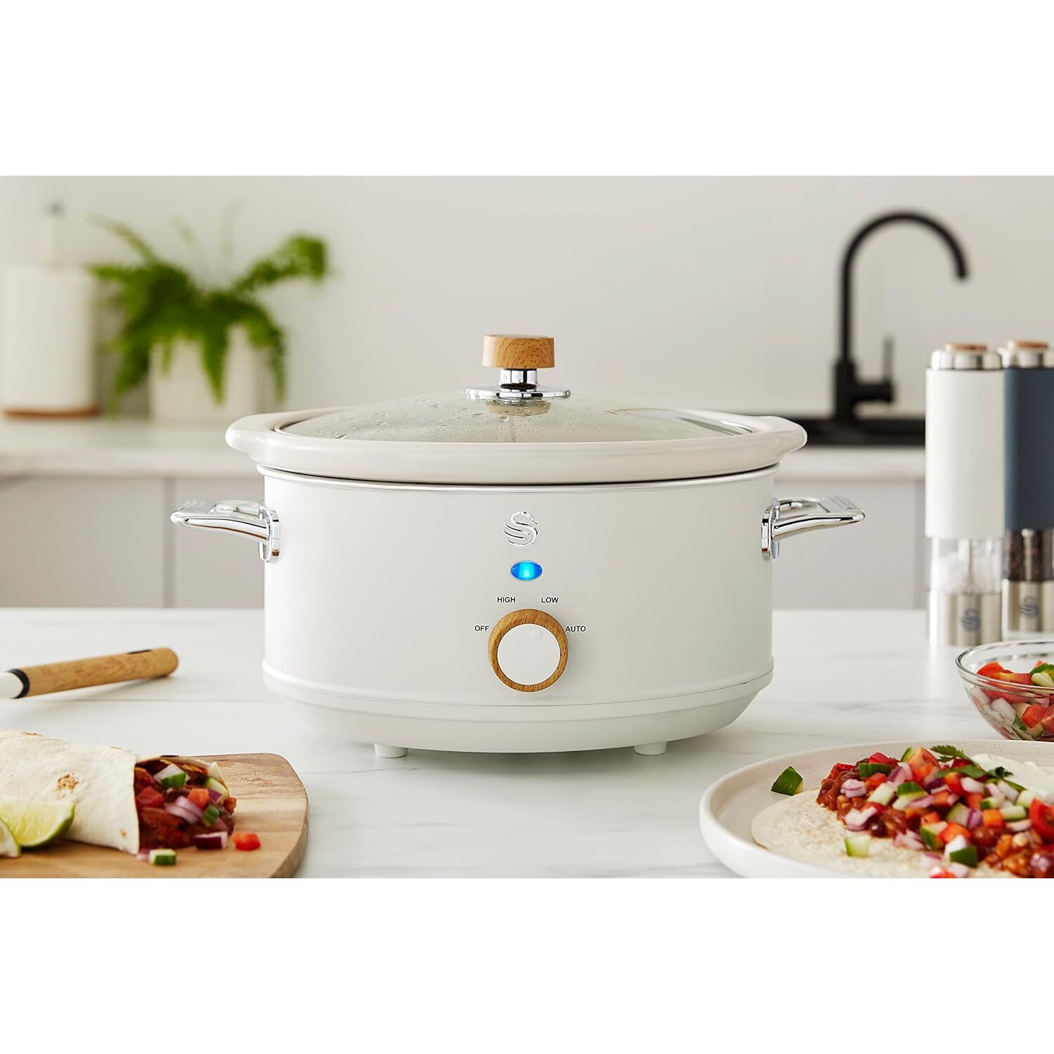 Swan Nordic Slow Cooker with 3 Temperature Settings & Keep Warm 3.5L