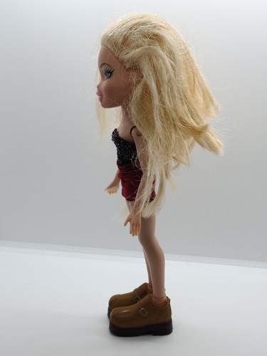 Muñeca Bratz Cloe con Top Falda y Zapatos Rubio Ojos Verdes - Imagen 2 de 4