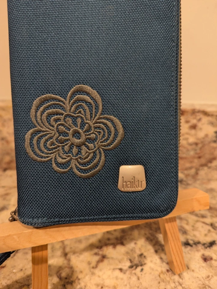 Cartera de muñeca Haiku verde azulado con cremallera alrededor nueva sin etiquetas Foto 2 de 4