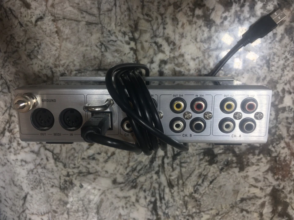 Native Instruments AUDIO 8 DJ Interface Audio Very Good Condition . POWER TESTED - Image 3 of 4