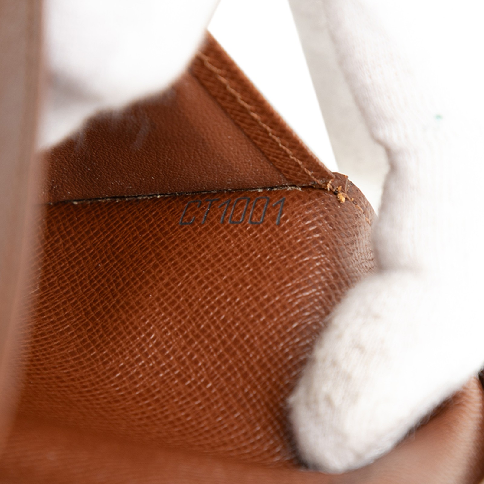 Authenticated Louis Vuitton Monogram Brazza Long … - image 6