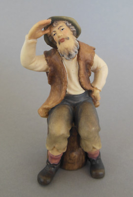 Hirte sitzend (9 cm) auf Stamm für Krippenfiguren Größe 11 cm Holz bemalt 