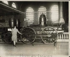 1929 Press Photo Hildegarde Hoyt Swift & her 2 sons the De Witt Clinton engine