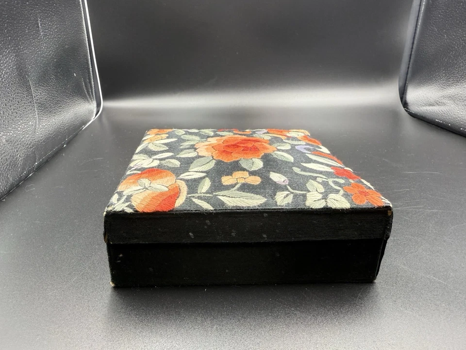 Joyero o baratija vintage de tela floral bordada Foto 2 de 4