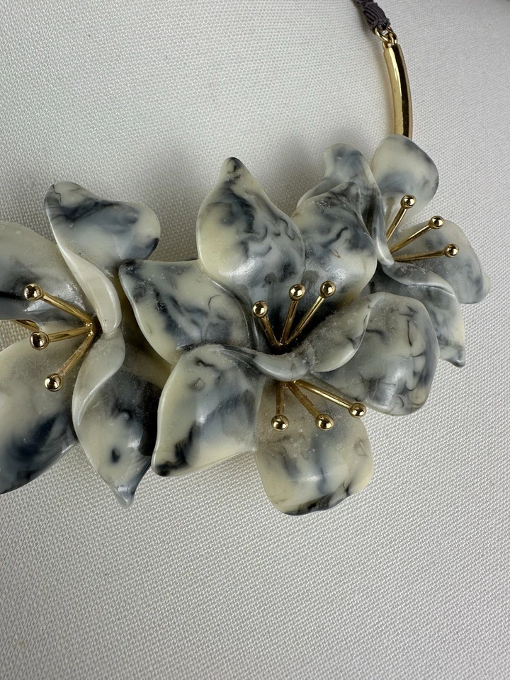 BaubleBar Resina Mármol Flor Distintivo Collar Tono Dorado Cinta Corbata Foto 4 de 4