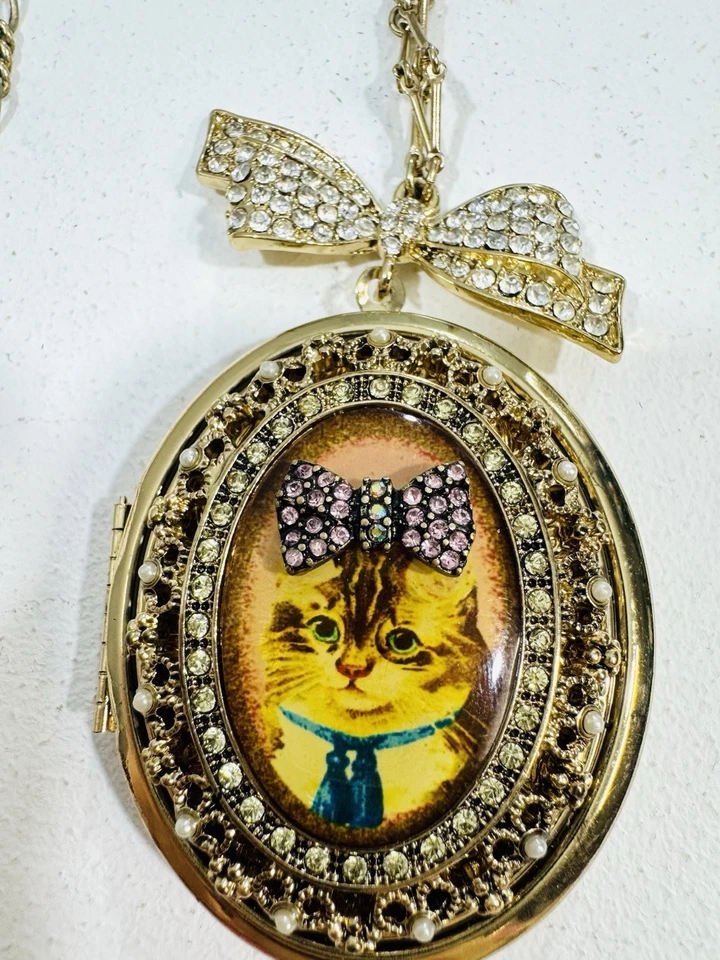 RARO HTF Colar Medalhão de Gato Pérola de Strass Betsy Johnson Tom Dourado - Imagem 2 de 4