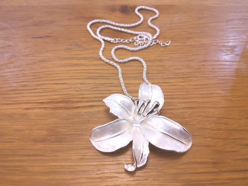 Brand new silver tone necklace with a sunning large flower pendant - Picture 4 of 6