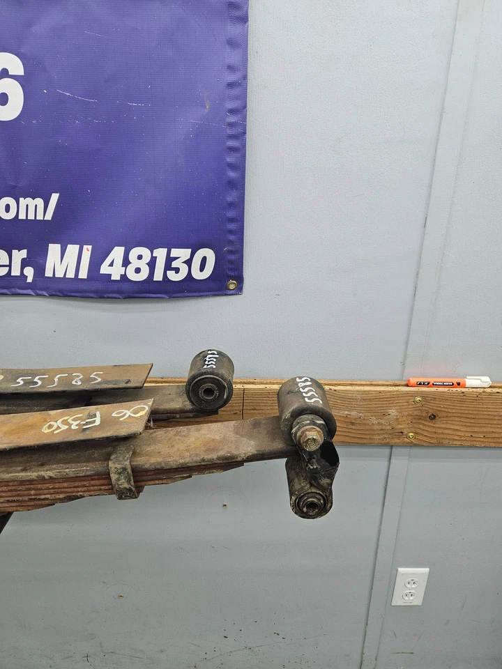 Par de resortes de hoja traseros Super Duty Ford F250 F350 F450 F550 1999-2007 Foto 3 de 4