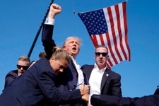 BOMBA DE PUÑO DE TRUMP DESPUÉS DE INTENTO DE ASESINATO IMÁN DE NEVERA 5" X 3,5"