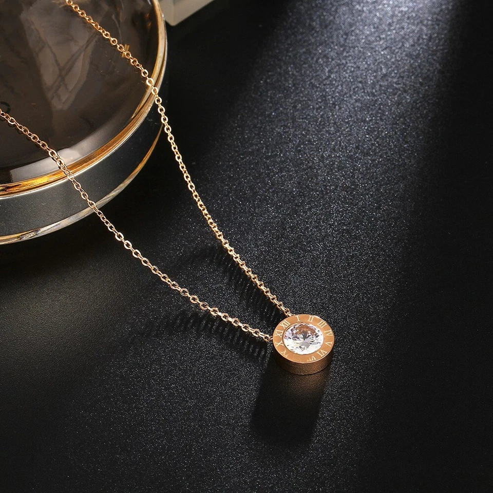 Collar de acero titanio para mujer con números romanos redondos circonita AAA de oro rosa de 18 quilates 40+5 cm Foto 4 de 4